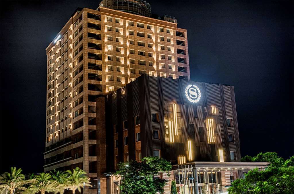 Sheraton Taitung Hotel Экстерьер фото The hotel at night