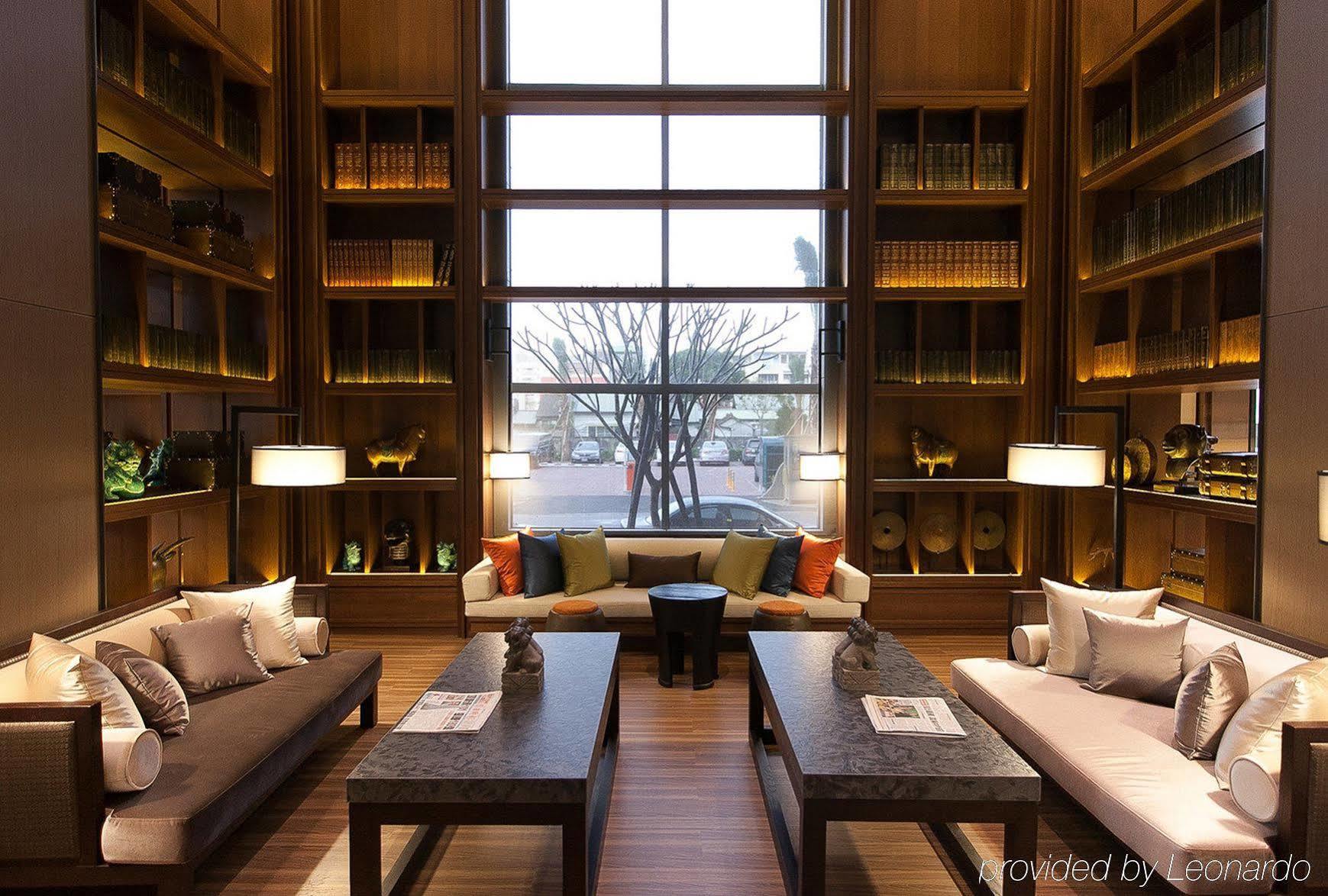 Sheraton Taitung Hotel Экстерьер фото Library at The Temple House